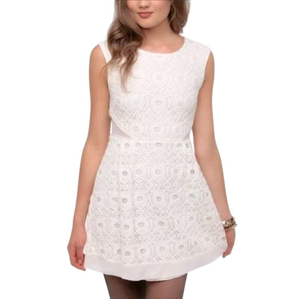 Kimchi Blue Ivory Floral Lace Fit and Flare Mini Dress Back Keyhole Size 4
